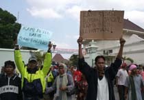 Warga Korban Gempa Tuntut Dana Dibagi Rata